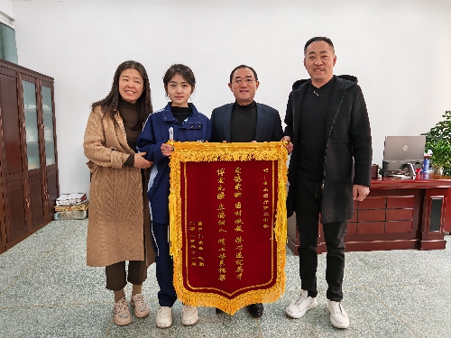 锦旗载誉 共育未来 | 青岛国开第二中学家长赠锦旗致谢